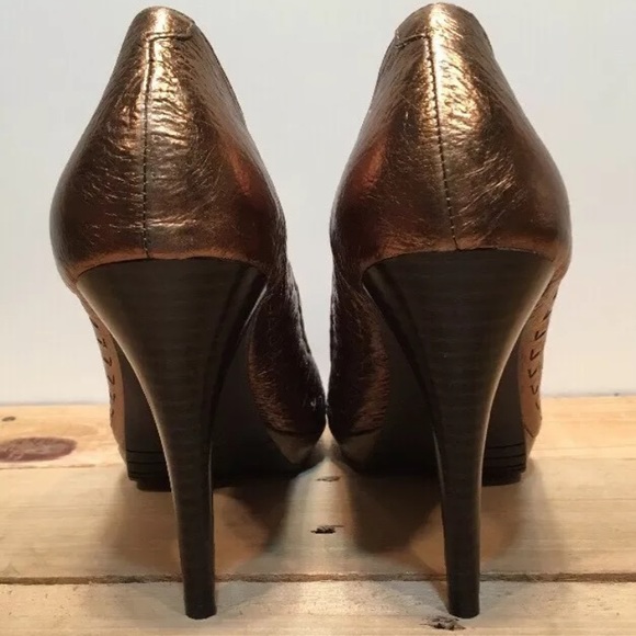 Andrew Geller Metallic Gold Leather RoundToe Heels - Picture 5 of 8